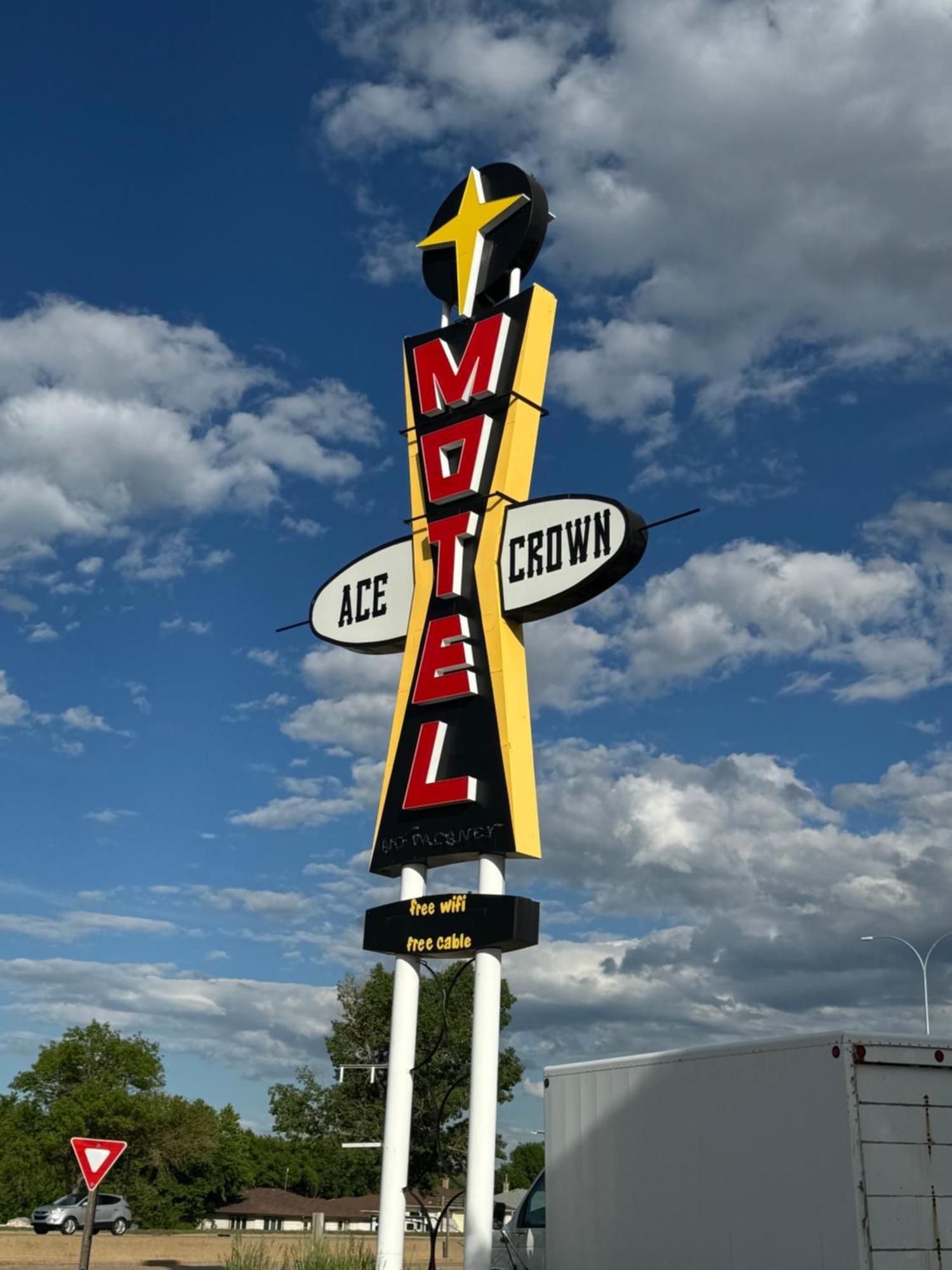 Ace Crown Motel Medicine Hat Exteriör bild