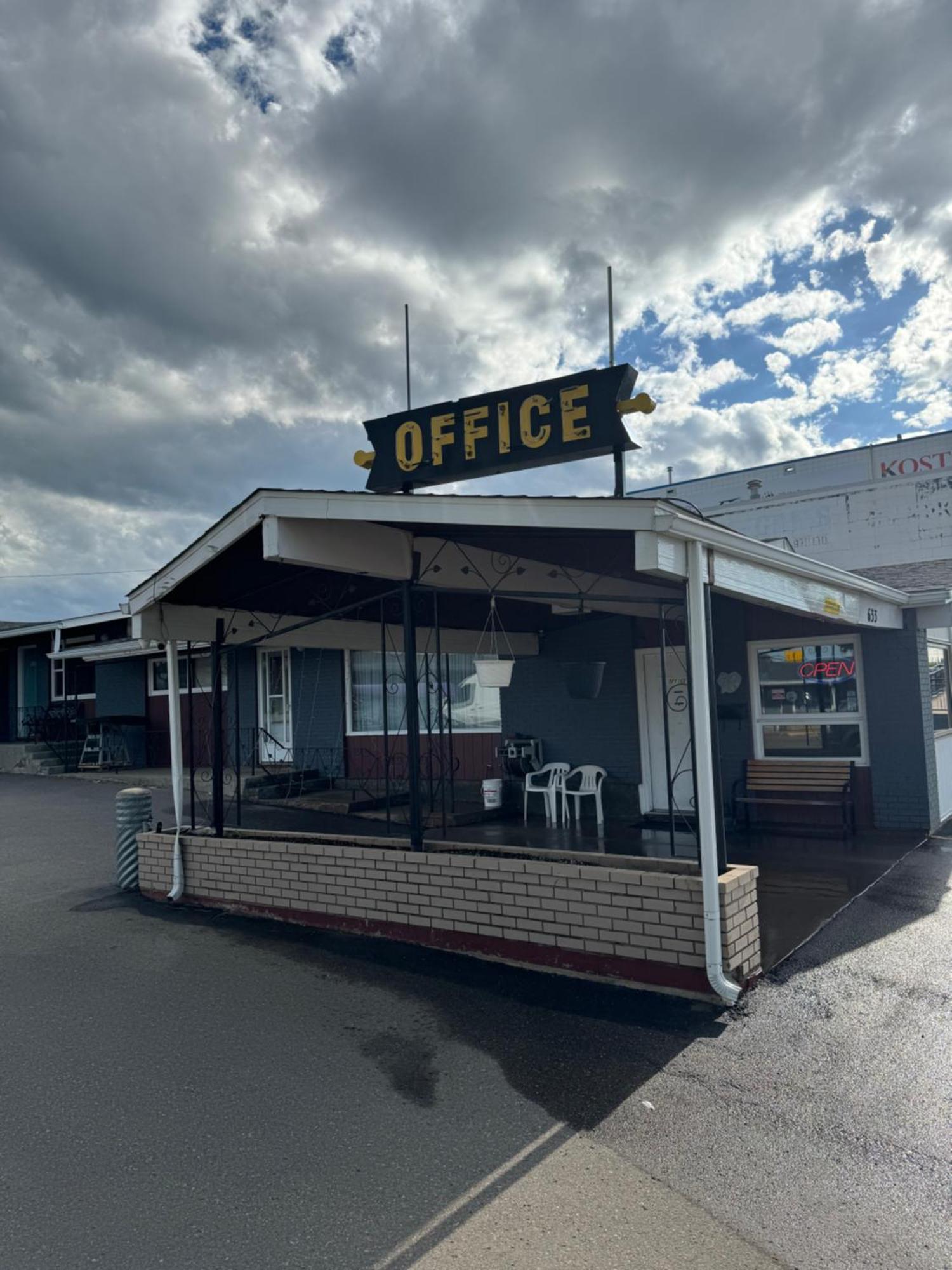 Ace Crown Motel Medicine Hat Exteriör bild