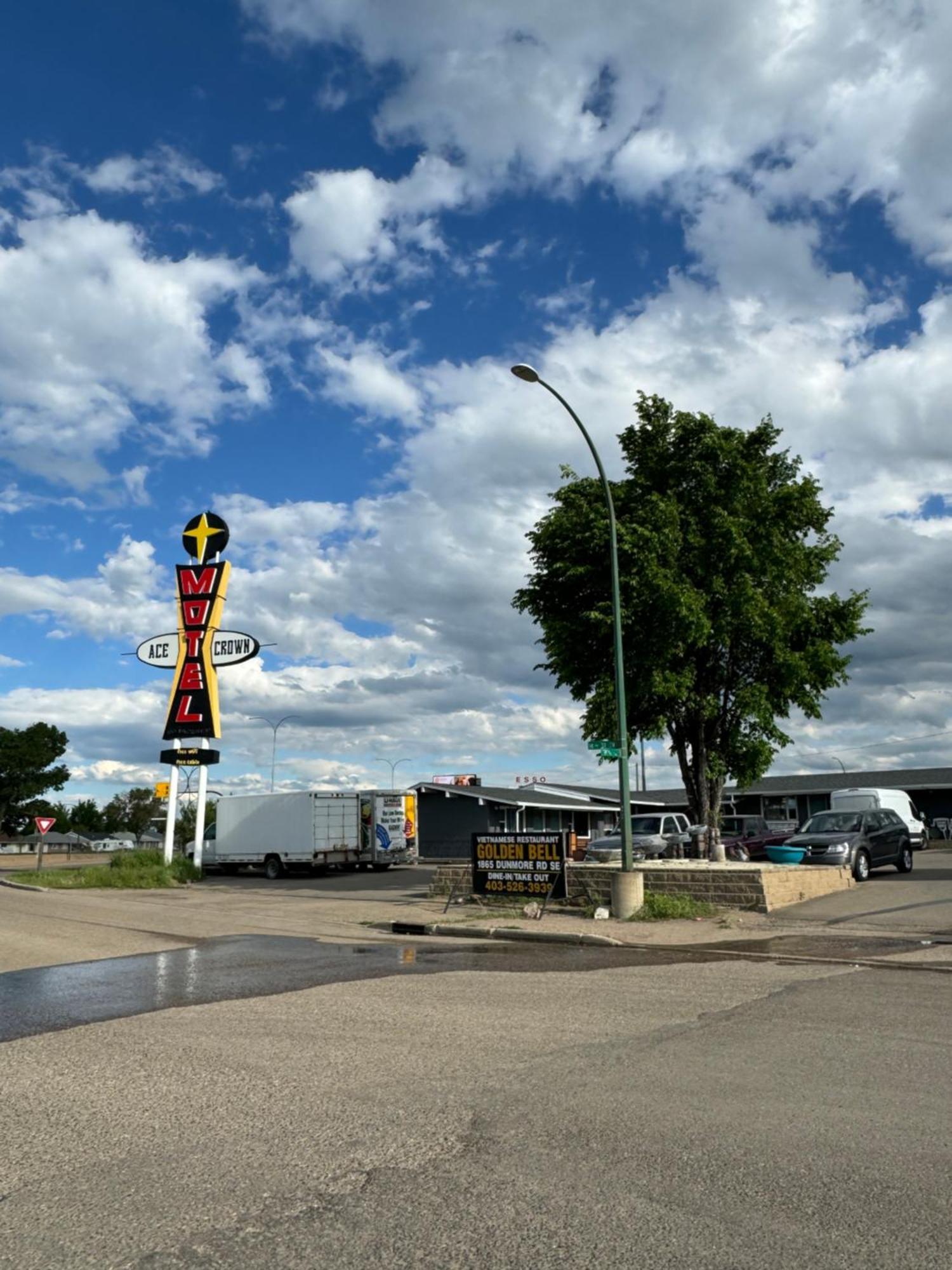 Ace Crown Motel Medicine Hat Exteriör bild