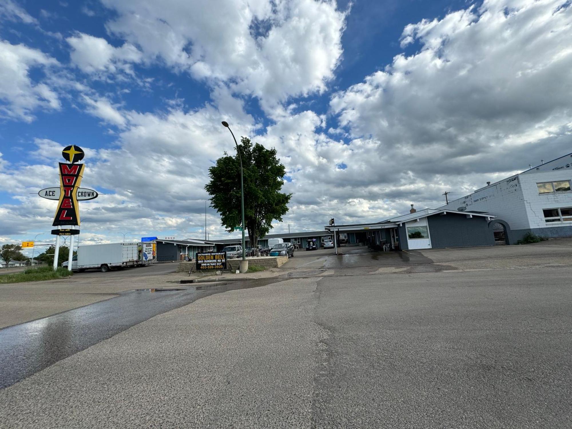 Ace Crown Motel Medicine Hat Exteriör bild